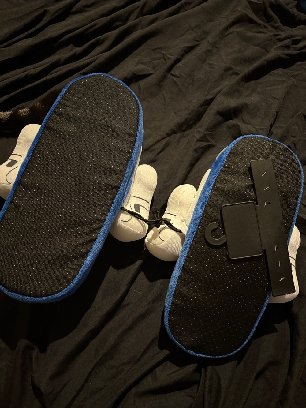 Star Wars R2-D2 Plush Slippers - Picture 2 of 3